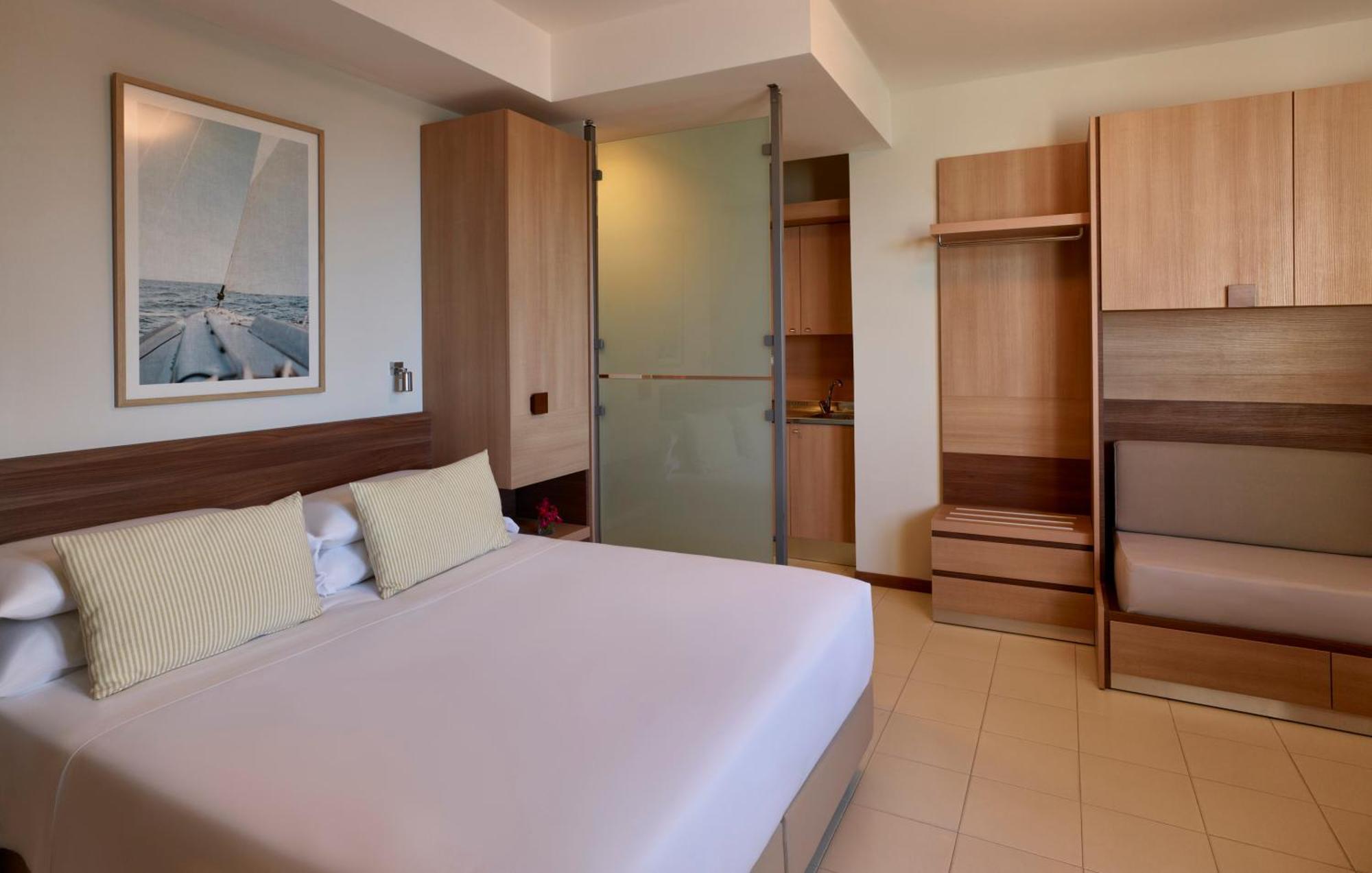 Serena Majestic Residence Montesilvano Room photo